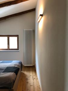 une chambre avec deux lits et une fenêtre dans l'établissement Appartamento sulla piazzetta centrale, à Sauze dʼOulx