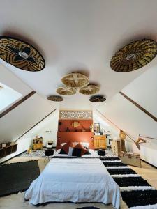 1 dormitorio con 1 cama en el ático en Chez TROTRO, en Saint-Pierre-de-Plesguen