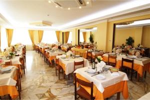 a large dining room with tables and chairs at Hotel Sud America in Fiuggi