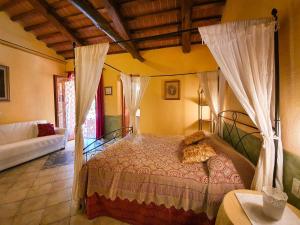 Postel nebo postele na pokoji v ubytování OASI LIGNANA Suite Apartments + 28 fotografií
