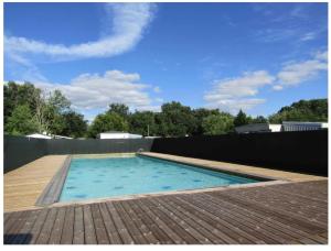 a swimming pool on the roof of a house at Mobilhome rénove climatisé - 10min plage - Mimizan in Mimizan