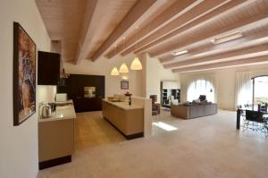 Posezení v ubytování ISA - Luxury Resort with swimming pool immersed in Tuscan nature, Villas on the ground floor with private outdoor area with panoramic view + 10 fotografií