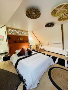 1 dormitorio con 1 cama grande en una habitación en Chez TROTRO, en Saint-Pierre-de-Plesguen