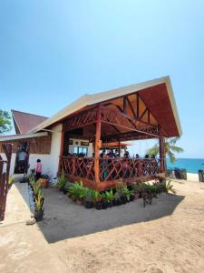 un edificio en la playa con gente sentada en él en Peak View Resort en San Vicente