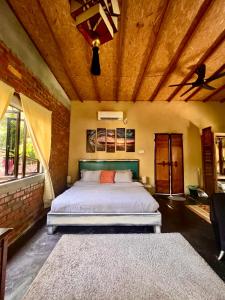 sypialnia z łóżkiem i drewnianym sufitem w obiekcie Eagleye Langkawi w mieście Tanjung Rhu