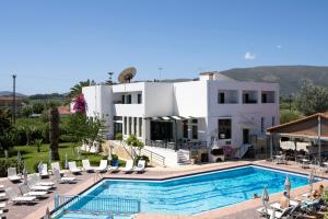 Villa con piscina y complejo en Oscar Hotel, en Laganas
