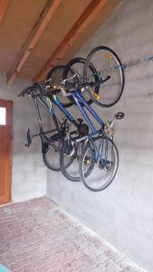 - un vélo suspendu à un mur dans une pièce dans l'établissement ***NOUVEAU*** Petit chalet sur Bolquère, à Bolquère-Pyrénées 2000