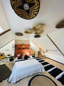 - une chambre avec un lit et un plafond avec des haut-parleurs dans l'établissement Chez TROTRO, à Saint-Pierre-de-Plesguen