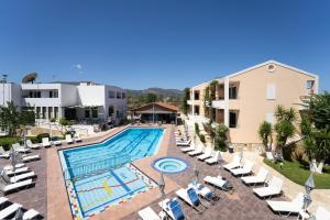 una imagen de una piscina en un hotel en Oscar Hotel, en Laganas