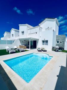 een afbeelding van een villa met zwembad bij Lovely Villa Sanmar, heated pool in Playa Blanca