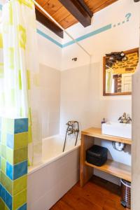 a bathroom with a tub and a sink at Casa de turismo rural Sardom3 in Bembibre