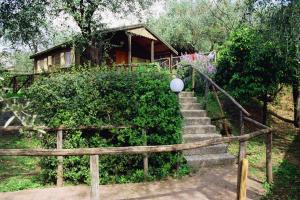 una escalera que conduce a una casa con un edificio en Caravelle Camping Village, en Ceriale