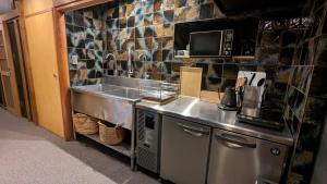 cocina con fregadero y microondas en SIDOU 　INN en Onomichi