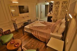 a bedroom with a large bed and a desk at SUR PALACE OTEL in Diyarbakır