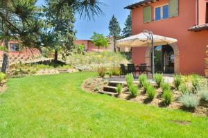 Zahrada ubytování ISA - Luxury Resort with swimming pool immersed in Tuscan nature, Villas on the ground floor with private outdoor area with panoramic view