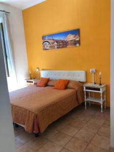 una camera con un grande letto con una parete arancione di trasteverehome a Roma