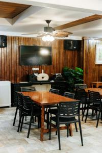una sala da pranzo con tavolo e sedie in legno di Delle Suites a General Santos