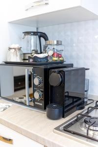 um balcão de cozinha com um micro-ondas em cima em White Gold em Nápoles mais 46 fotografias