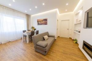 uma sala de estar com um sofá e uma mesa em White Gold em Nápoles