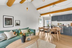 un soggiorno con divano verde e tavolo di Arctic Homes - Historic Tromsø a Tromsø