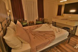 A bed or beds in a room at SUR PALACE OTEL