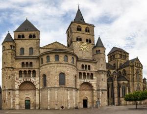 een groot stenen gebouw met twee torens bovenop bij Hotel Constantin in Trier