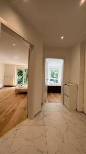 Habitación vacía con cocina y sala de estar. en Gartenwohnung neben dem LKH, en Graz