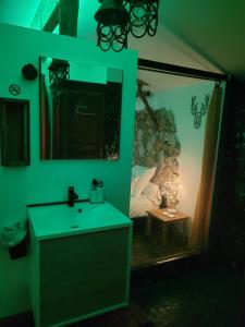 庫吉勒班的住宿－LOVE Room Danslesbois avec spa，客房内的浴室设有水槽和镜子