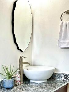 baño con lavabo y espejo en la pared en Mar de Crystal, en Puerto Nuevo