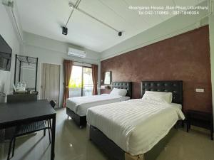 um quarto de hotel com duas camas e um piano em Boonjaras house-บุญจรัส เฮ้าส์ em Amphoe Ban Phu
