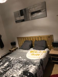 a bedroom with a bed with a sign on it at Appartement spacieux in Flize