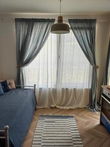 מיטה או מיטות בחדר ב-Royal Blue River Pearl