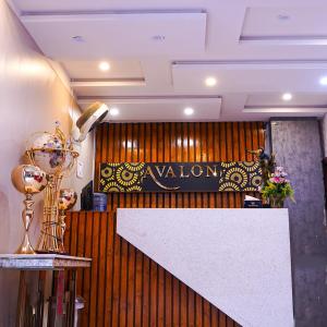 eine Bar in einem Restaurant mit einem Schild an der Wand in der Unterkunft Hotel Avalon Suites in Multan
