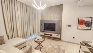 TV a/nebo společenská místnost v ubytování STAY BY LATINEM Luxury 2BR Holiday Home CVR A2807 near Burj Khalifa