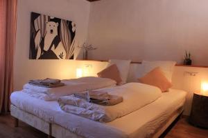 ein weißes Bett mit zwei Kissen darüber in der Unterkunft Gîte le Clou in Thiézac