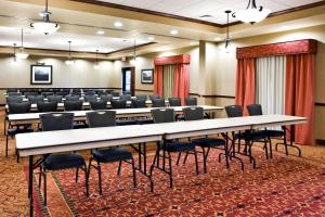 una gran sala de conferencias con mesas y sillas en Holiday Inn Express Hotel & Suites Lake Placid, an IHG Hotel en Lake Placid