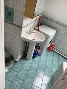 a small bathroom with a sink and a toilet at F2 35-44m2 9 mins voiture château 4pers 1ch+sejour in Le Chesnay