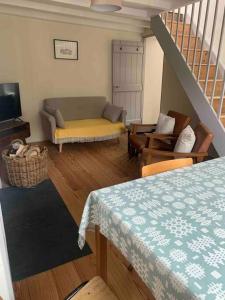 ein Wohnzimmer mit einem Sofa und einem Tisch in der Unterkunft Character Cottage Nr Betws Y Coed. in Betws-y-coed