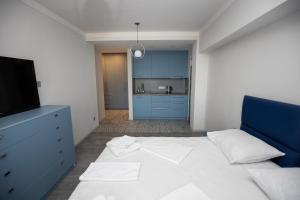 una camera con letto, TV e cucina di Hotel Tigran Mets a Yerevan
