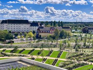 uma vista aérea para um jardim e edifícios em ibis Budget Beaune em Beaune