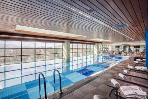 Bazén v ubytování DoubleTree by Hilton Hotel Cluj - City Plaza nebo v jeho okolí