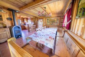 una vista dall'alto di una stanza con un tavolo in una cabina di Les Griottes, véritable chalet de montagne, avec Jacuzzi et Sauna a Xonrupt-Longemer Altre 33 foto