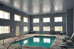 格蘭茨的住宿－Quality Inn & Suites Grants - I-40，一座大型游泳池,位于一座带窗户的建筑内
