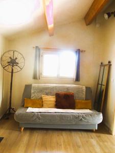 un sofá en una habitación con ventana en Gites à Moussan ,Domaine de la barque à 5 mins de Narbonne en Moussan