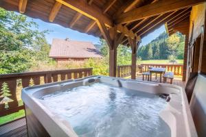 jacuzzi na pokładzie domu w obiekcie Les Griottes, véritable chalet de montagne, avec Jacuzzi et Sauna w mieście Xonrupt-Longemer