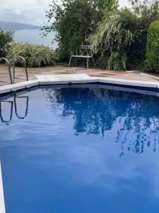 una grande piscina con acqua blu in un cortile di Magie Du Léman a Blonay