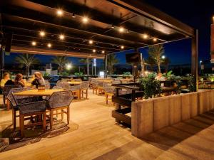 - un restaurant avec des tables et des chaises dans l'établissement Ibis Torreon, à Torreón