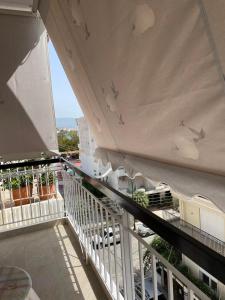a balcony of a building with birds on the ceiling at Διαμέρισμα στη Ναύπακτο in Nafpaktos