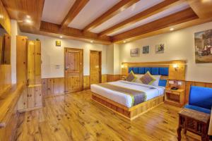 Säng eller sängar i ett rum på Solang Cottage By Snow City Farm