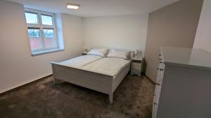 een kleine slaapkamer met een bed en een raam bij Zum Binnenschiffer Tangermünde in Tangermünde